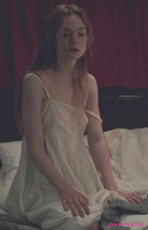 Elle Fanning (Princess Aurora) Gif